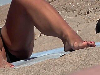 Úžasné nahé nohy na pláži v blízkosti