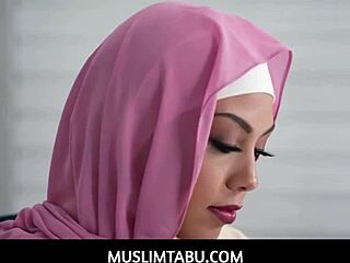 Arabisk tjej Bianca i hijab ger en avsugning och blir knullad av en massiv kuk