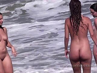 נשים עם חזה גדולות מתחלפות בשמש על החוף