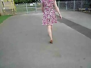 Ženin ljubka poletna obleka zapelje na ulici