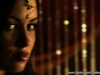 Слатка индијска девојка заводи и плеше у софткор видеу