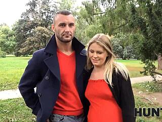 Seorang wanita hamil mendapat pengalaman dewasa daripada seorang pemburu dalam video seks Czech