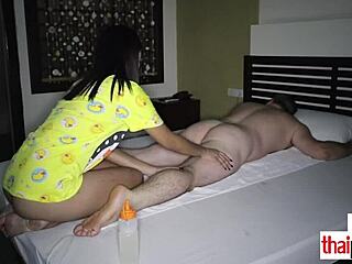 Una giovane tailandese fa un massaggio sensuale al corpo del suo cliente senza mutandine