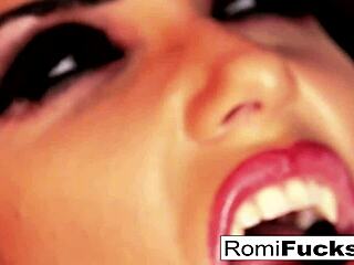 Romi Rain, krásná brunetka, umí potěšit