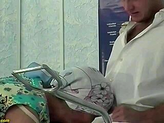 Nenek berbulu ditumbuk kasar oleh dokternya yang terangsang di rumah sakit
