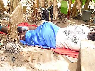 Büyük götlü güzel şişman bir kadın kırsalda dinlenirken siyah bir horoz tarafından boşaltılır