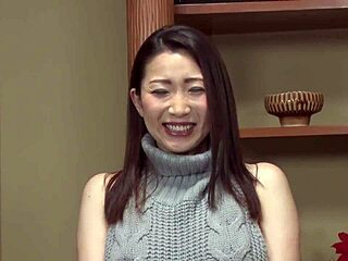 Japonská kráska Akari Satsuki predvádza svoje bezsrsté telo vo videu 4P