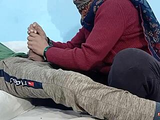 Bhabhi Pakistan memberikan handjob terbaik dalam bahasa Hindi untuk kekasih devarnya