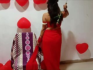 Indická baba v červenom sári oslavuje výročie s veľkými desi prsiami