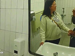 Gamle menn og unge kvinner nyter het sex på et offentlig toalett