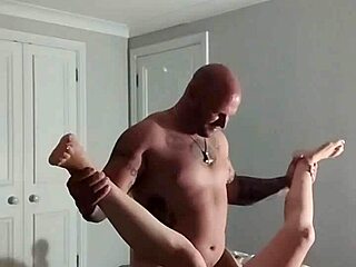 Veľký penis stretáva malobrúsku nevlastnú sestru v hardcore sexe