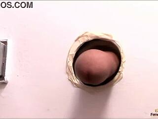 Un travail de sein et une éjaculation dans une scène de sexe de glory hole