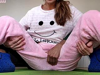 Japanse tiener stiefzus geniet van plagen en kleine tieten in een pyjama