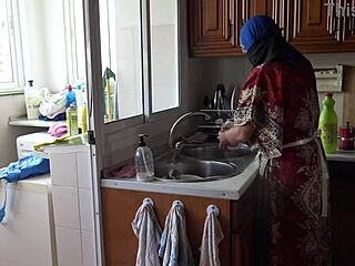 Corno francês assiste sua esposa sendo enrabada por uma empregada muçulmana quente
