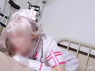 Hentai nővér kézimunkát ad a páciensének cosplay femdom videóban