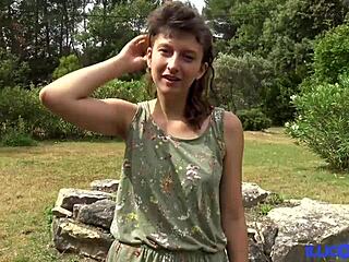 Die junge Französin Melany wird draußen mit einem großen schwarzen Schwanz frech