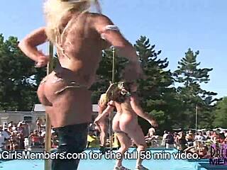 Nudisti e amatoriali mostrano i loro attributi sul palco