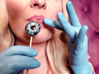 Ария Грандърс секси амр видео в сини нитрилни ръкавици