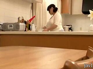 Грудастая мамочка готовит японские изыски