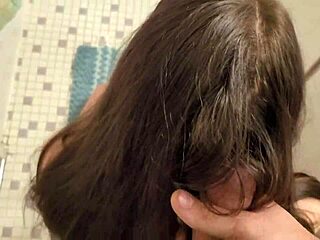 Brunette kone får en cumshot i håret og børster det igennem
