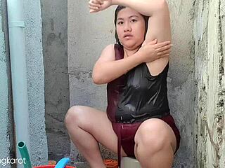 Filipińska kobieta cieszy się seksem na świeżym powietrzu podczas kąpieli