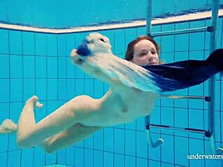 Авенас ужива у врућем соло пливању у базену