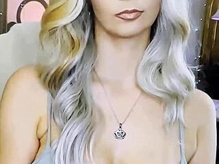 Ohromující platinová blondýnka s velkými prsy a sexy zadečkem
