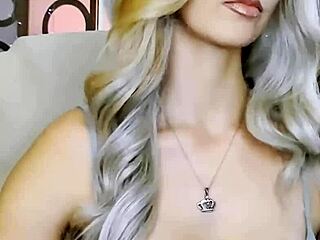 Oszałamiająca platynowa blondynka z dużymi piersiami i seksownym tyłkiem