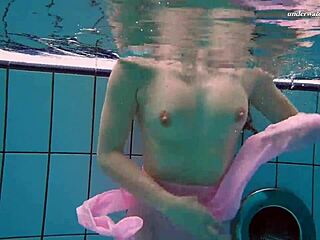 Micuța Lizas - O aventură fierbinte de duș în bikini de sirenă