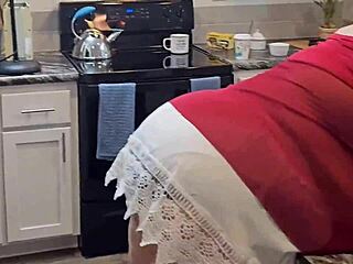 겁먹은 여자가 집에서 뱀을 구합니다. 엉덩이 숭배와 뚱뚱한 양털을 가까이서 촬영한 POV 영상