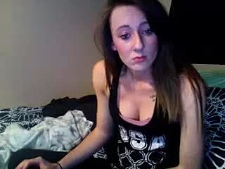 Adolescentă amatoare cu sâni mici se masturbează pe webcam