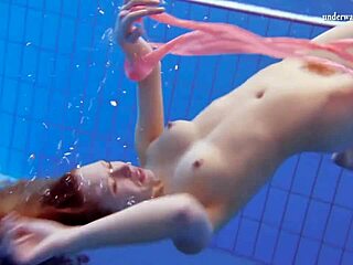 Katka Matrosovas nadando nua na piscina com grandes seios e pés