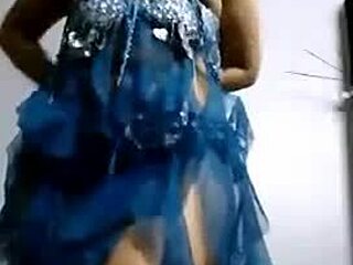 Ein indischer Teenager tanzt einen verführerischen Striptease vor der Webcam