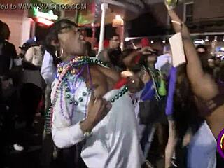 Mardi Gras New Orleans berkilau di depan umum