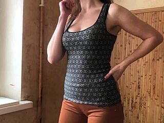 Suuria rintoja omaava ukrainalainen äiti joutuu kovaan seksiin tässä kuumana videossa