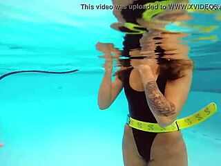 To jenter undersøker hverandres kropper i bassenget
