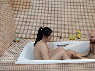 Een jonge Spaanse tiener met een piercing heeft ruige seks in de badkuip