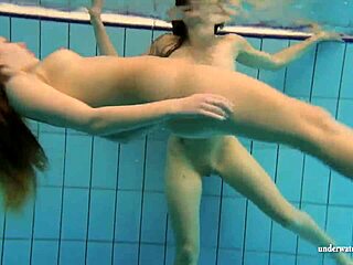 Katka y Kristy practican deportes acuáticos lésbicos en la piscina
