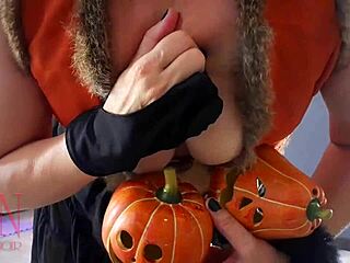 Cosplay d'Halloween avec la sorcière aux cheveux roux Regina Noir et sa tenue à thème de citrouille