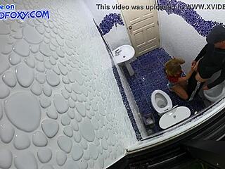 Câmera escondida capta sexo oral em banheiro público