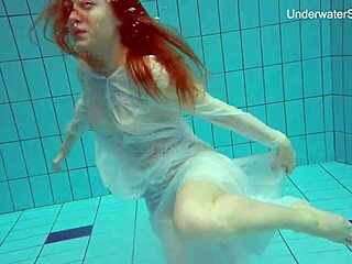 Den ryska porrstjärnan Diana Zelenkina blir våt och vild i poolen