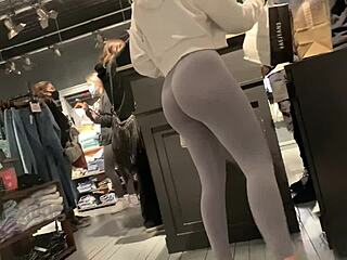 Une fille blanche séduisante en leggings montre son cul parfait