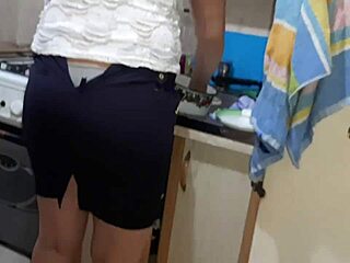 Tyttö masturboi keittiössä, kun hänen äitinsä pesee astiat - lesboillusion-tytöt