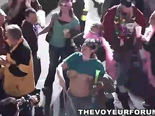 HD videó egy csapat csajról, akik a Mardi Grason mutogatják a szép melleiket