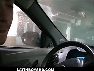 Младо латино момче получава пари за секс в кола - Хави Николас