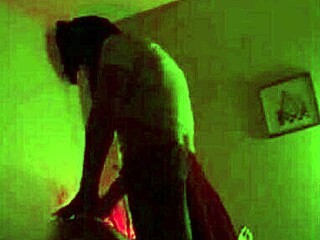 Азијски тинејџер ужива у сензуалној масажи у скривеном салону
