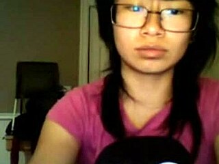 Namorada amadora asiática mostra suas nádegas e vagina na webcam
