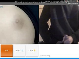 Израелка показва стегнатото си пенис пред камерата