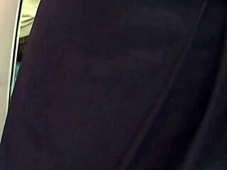 Una telecamera nascosta registra un uomo che tocca il culo di una donna in metropolitana