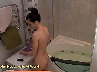 Eine schlanke Teenagerin wird in der Badewanne von einer versteckten Kamera erfasst